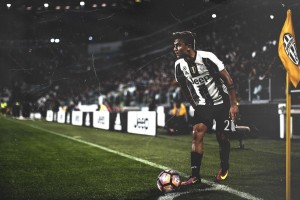 ng体育_詹姆斯率队逆转取胜，湖人季后赛前景光明